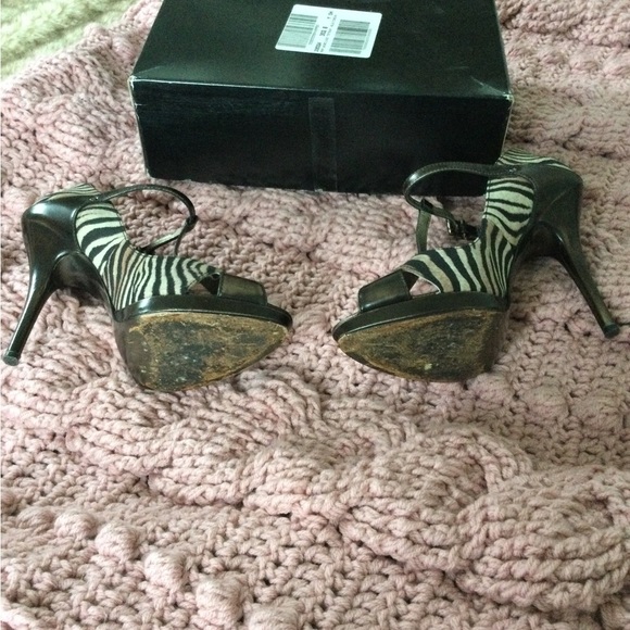 Ladies animal print heels - Picture 4 of 7
